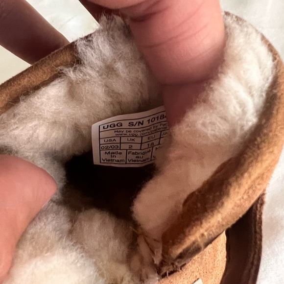 Baby girl UGG boots size 2/3 in very good used condition - Picture 4 of 4
